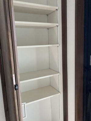 玄関収納は靴の高さに合わせて棚板を変えられるので、スペースを有効活用できます。