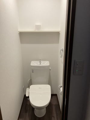 トイレにはトイレットペーパーなどの収納に役立つ棚付。ウォッシュレットは残置物です。