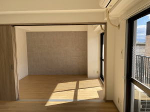 南側洋室にはアクセントパネルが