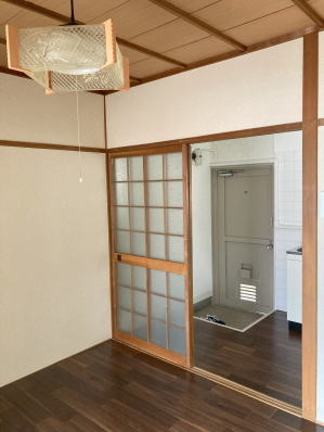 真ん中の部屋と玄関の写真