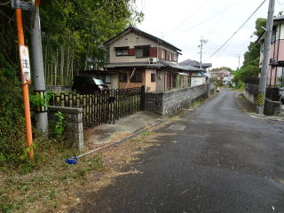 三重県伊賀市の住宅街の中にあります。